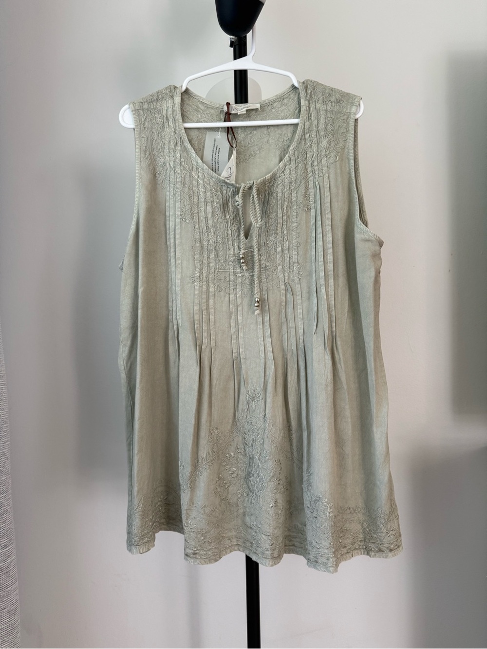 Solitaire Women’s 1X Embroidered Sleeveless Blouse Sage Green Rayon NWT